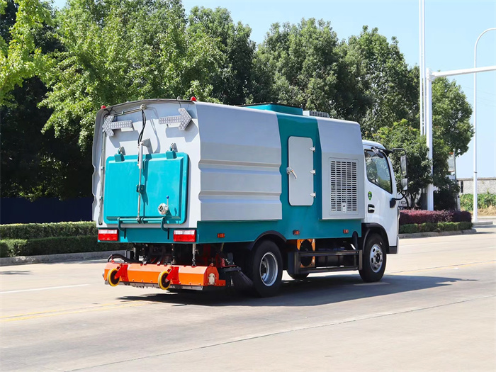 東風(fēng)小多利卡5立方后置滾掃吸塵車(chē)