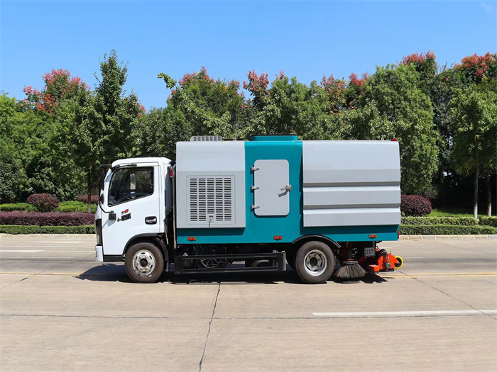 東風(fēng)小多利卡5立方后置滾掃吸塵車(chē)