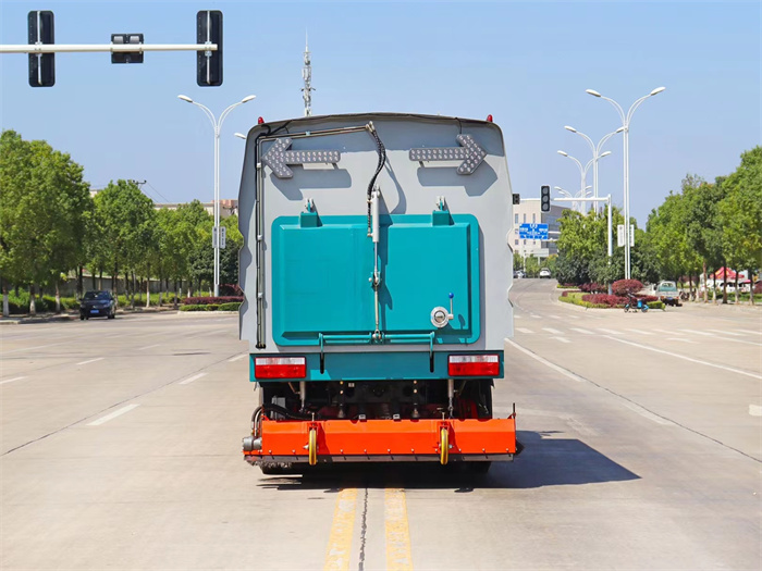 東風(fēng)小多利卡5立方后置滾掃吸塵車(chē)