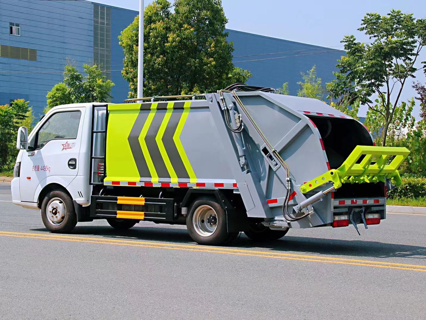 正常上戶藍(lán)牌壓縮式垃圾車(chē)