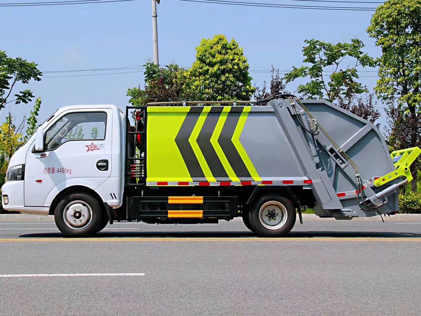 正常上戶藍(lán)牌壓縮式垃圾車(chē)