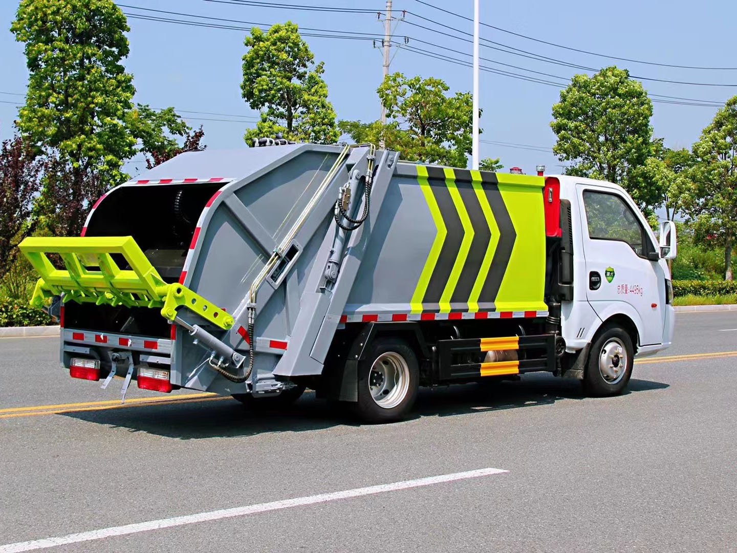 正常上戶藍(lán)牌壓縮式垃圾車(chē)
