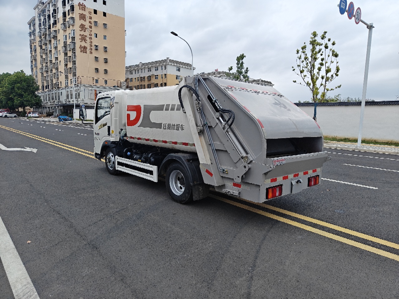 重汽豪沃地下室壓縮垃圾車(chē)