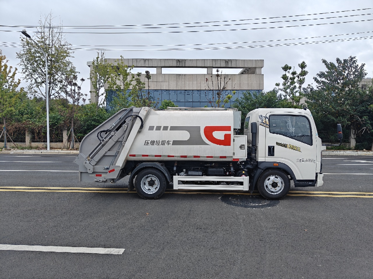 重汽豪沃地下室壓縮垃圾車(chē)