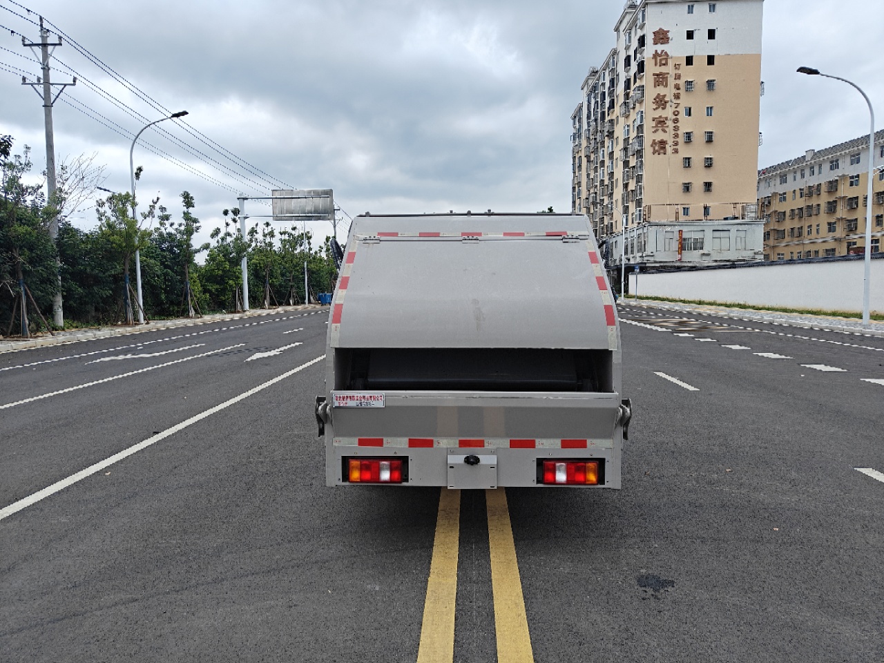 重汽豪沃地下室壓縮垃圾車(chē)