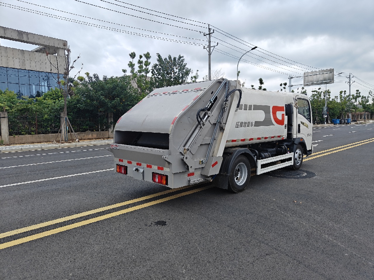 重汽豪沃地下室壓縮垃圾車(chē)